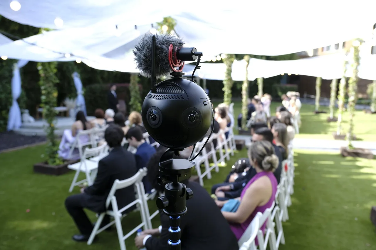 Cámara 360 preparada para grabar la ceremonia al aire libre de Adrián y Laia